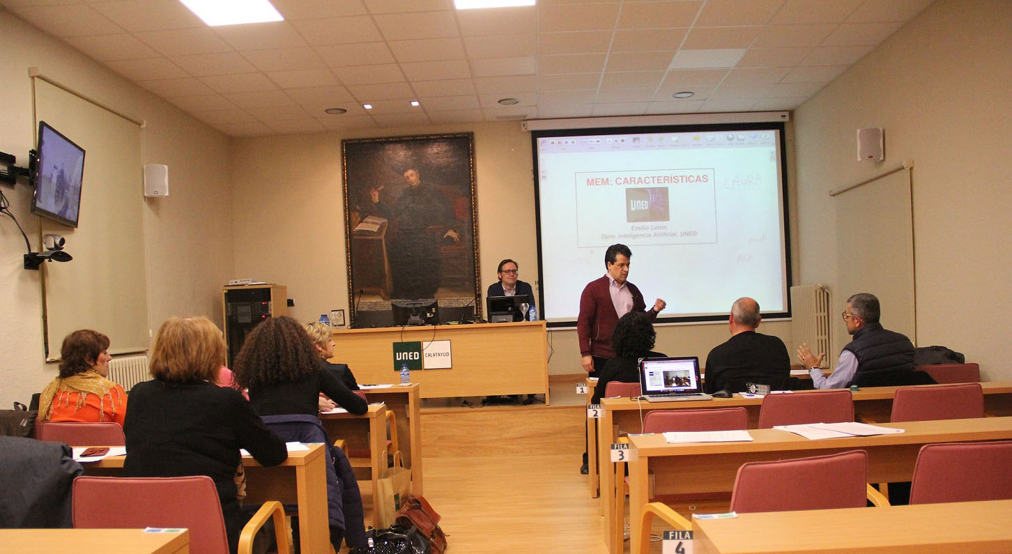 La imagen del mini-seminario sobre MEM muestra una sala con alumnos de un mini-seminario sobre MEM.